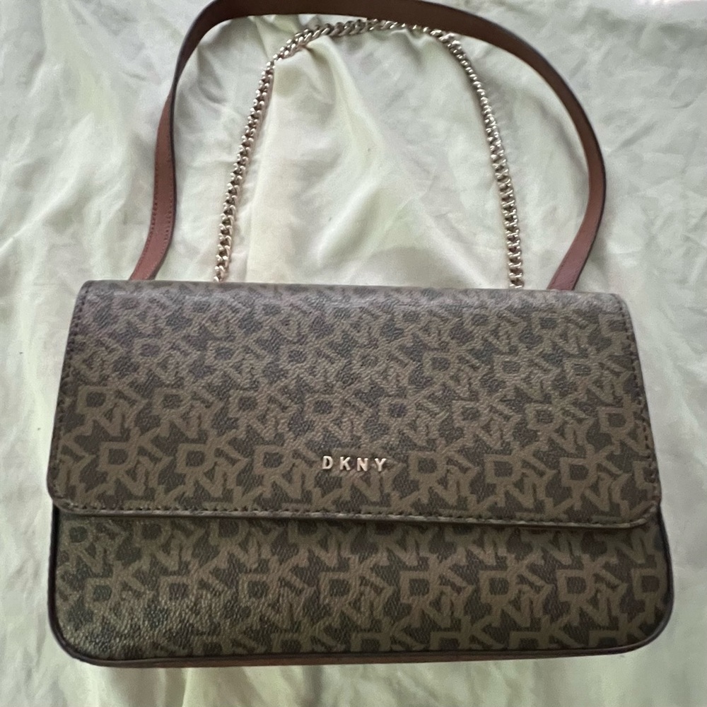 Authentic DKNY cross body/ shoulder bag.medium size. Great condition!